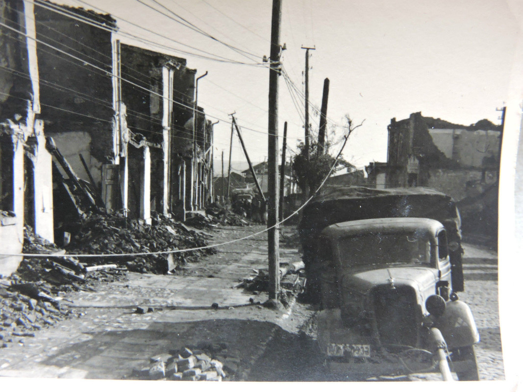 Foto 2. WK - WWII, LKW im zerstörten Ort wohl Ru