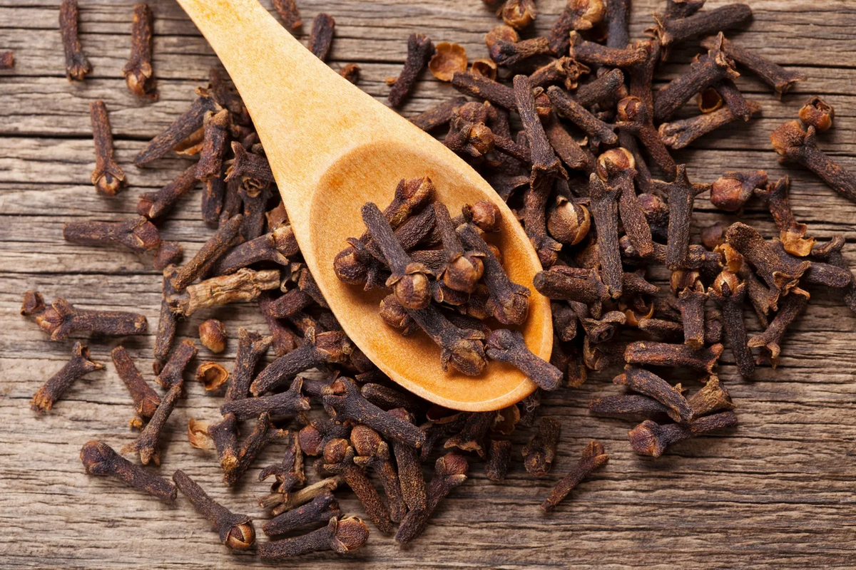 ¿Dónde se coloca el clavo de olor para atraer riqueza?