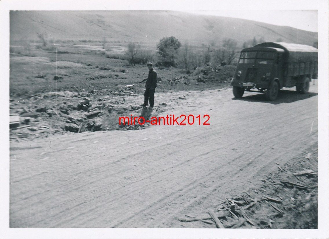Wehrmacht, Beute LKW steht ehrfürchtig vor einem