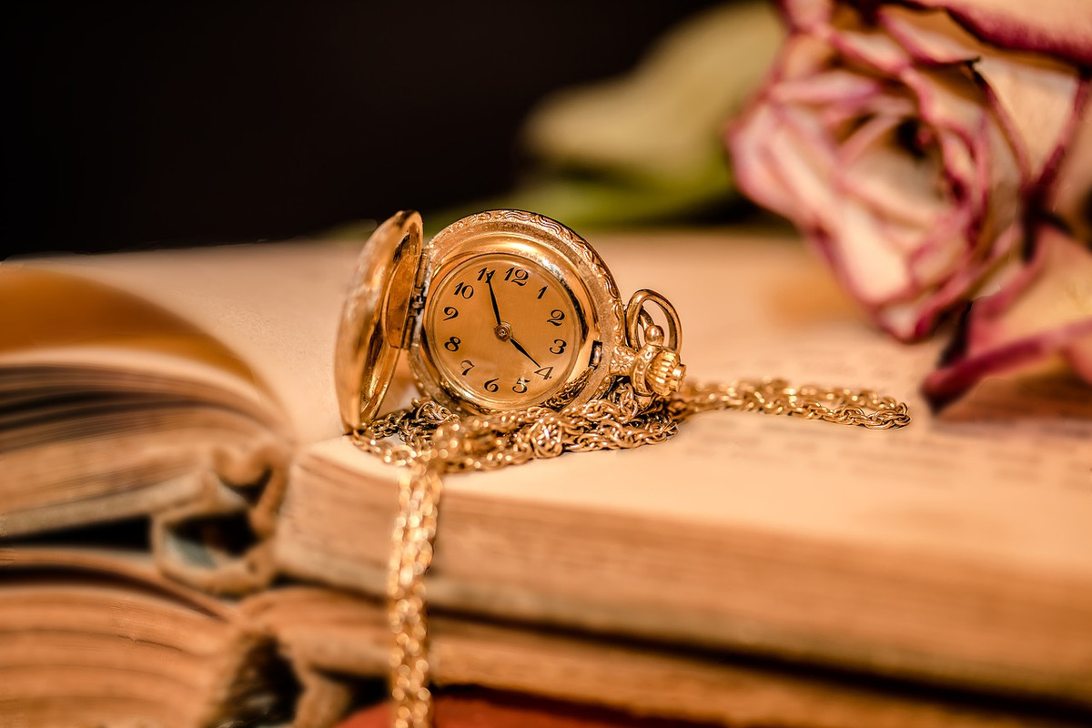gold-clock-2133825-1280.jpg