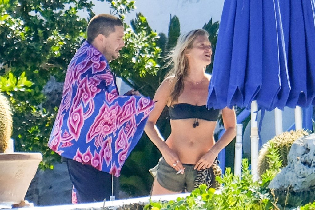 Kate-Moss-Upskirt-STARS-com-1024x1536-6