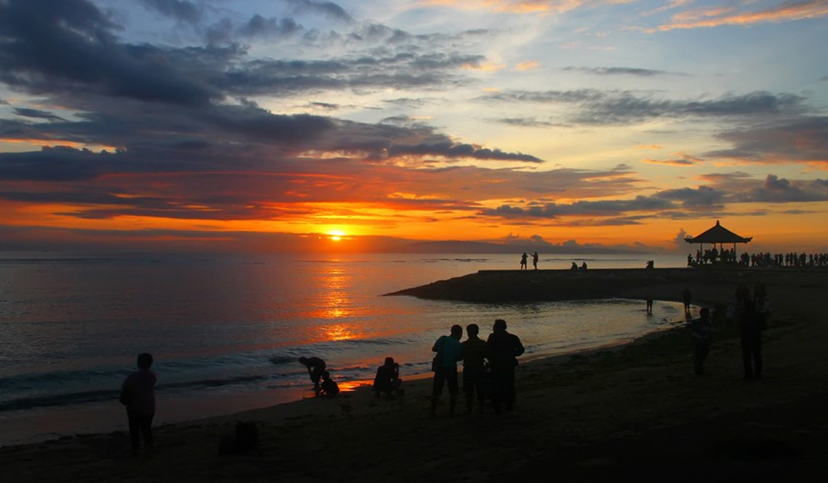Pesona Keindahan Pantai Matahari Terbit yang Sangat Terkanl di Bali!