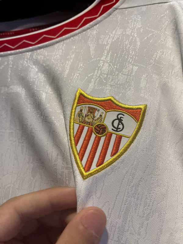 escudo camiseta blanca sevilla fc 24 25 398792794