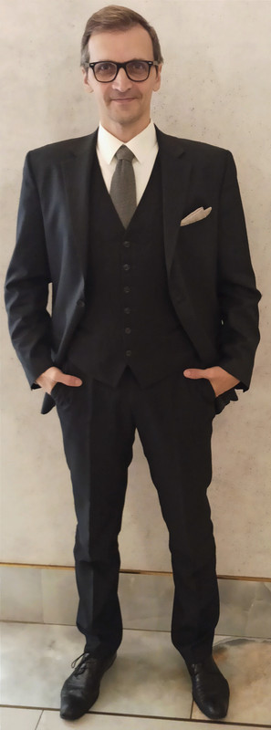 С серым галстуком