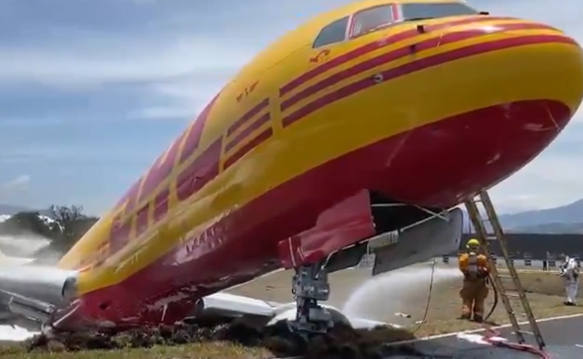 Avión de DHL se parte al accidentarse y salirse de la pista