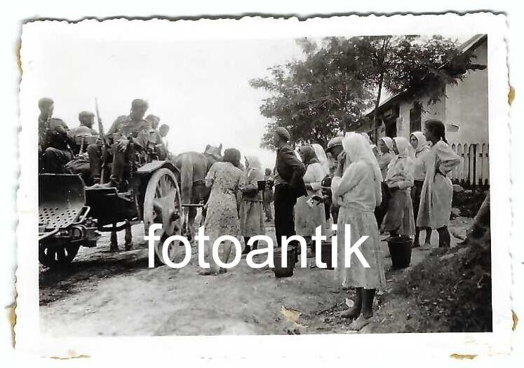 Foto 2 WK Ostfront deutsche Soldaten und russische Frauen und Mädchen Wasser