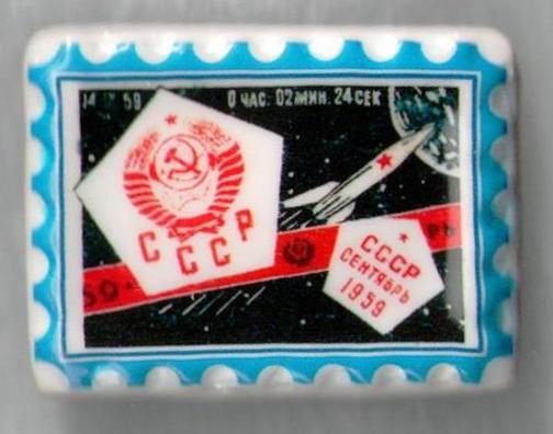 Размер 28,5 х 38,5 мм, толщина почти 5 мм