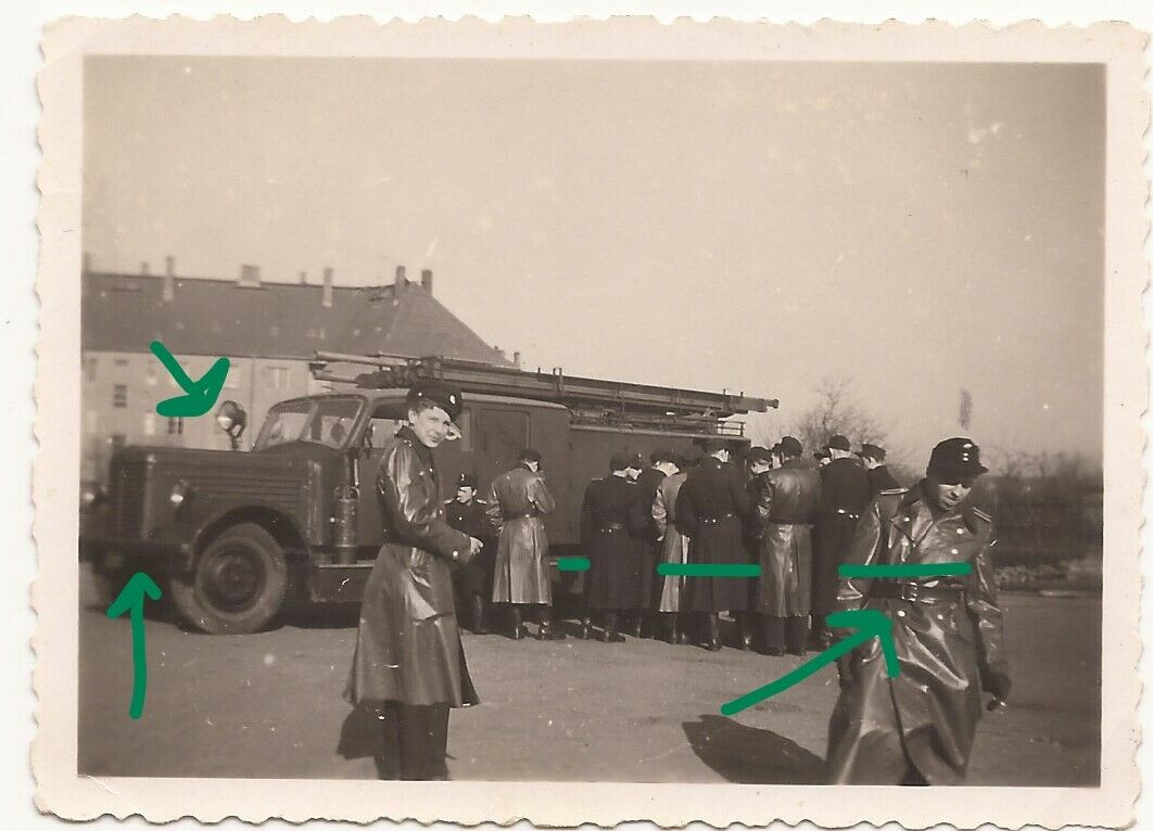 Lkw Leiterwagen in Kaserne Gummimäntel Feuerwehr