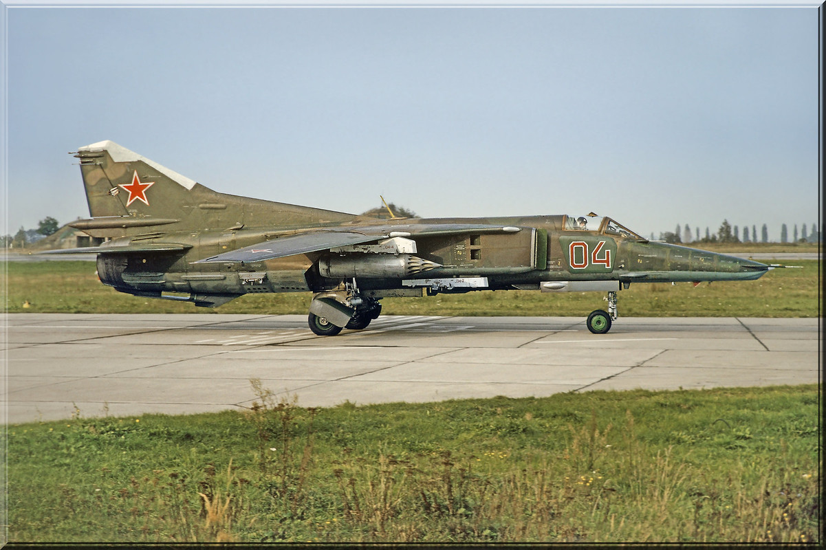 296 APIB MiG-27M 04 Red_83712545111, Summer 1992_2