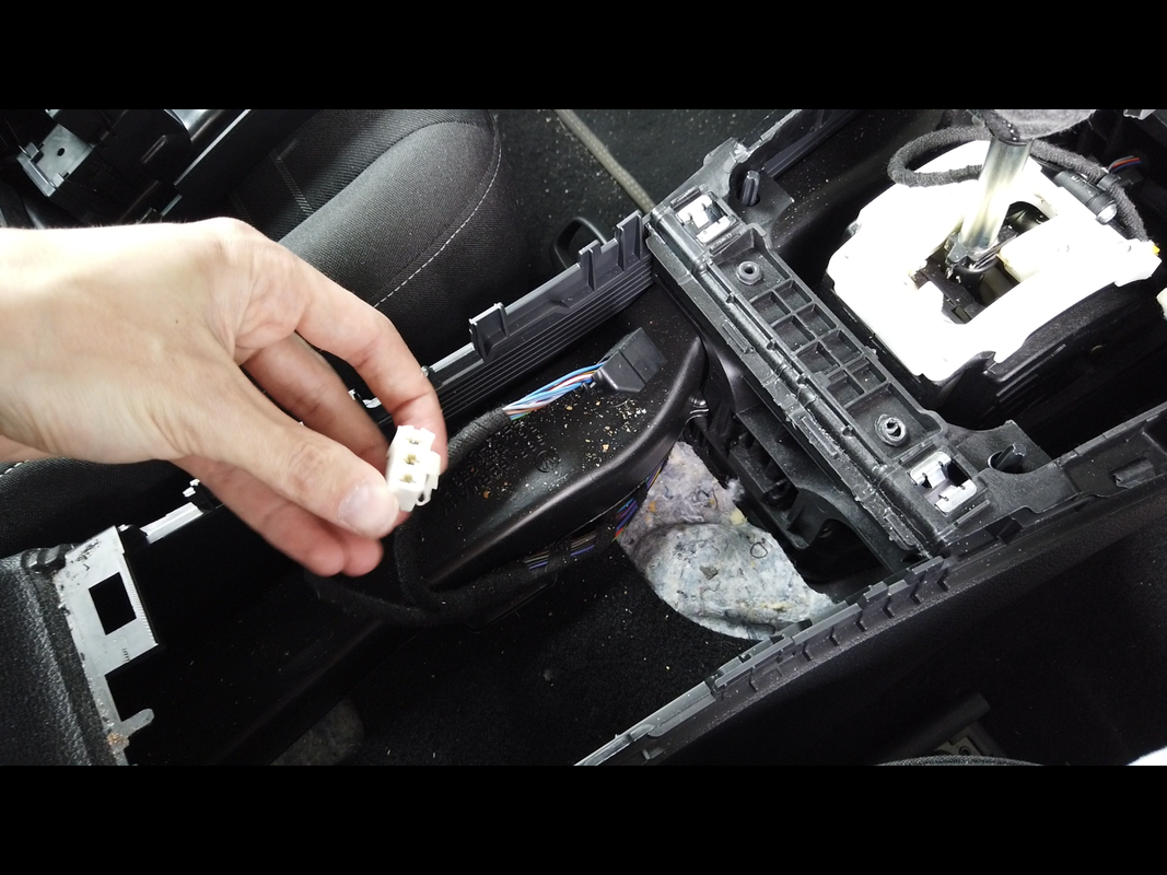 VW-Golf-MK7-5G_Rear-USB-ports_11