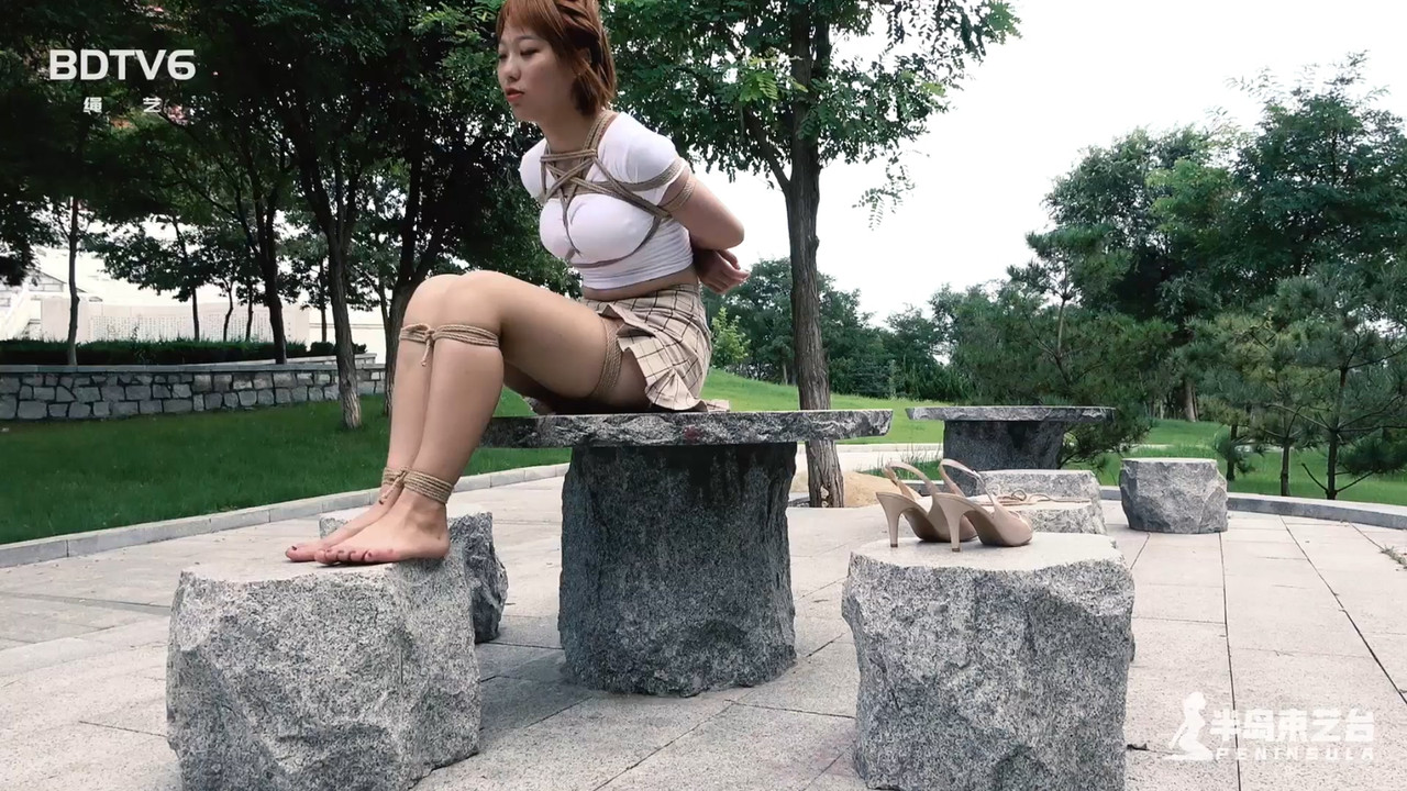 半岛束艺 拉丁公园石桌上的TK.mp4_20201121_131154.583