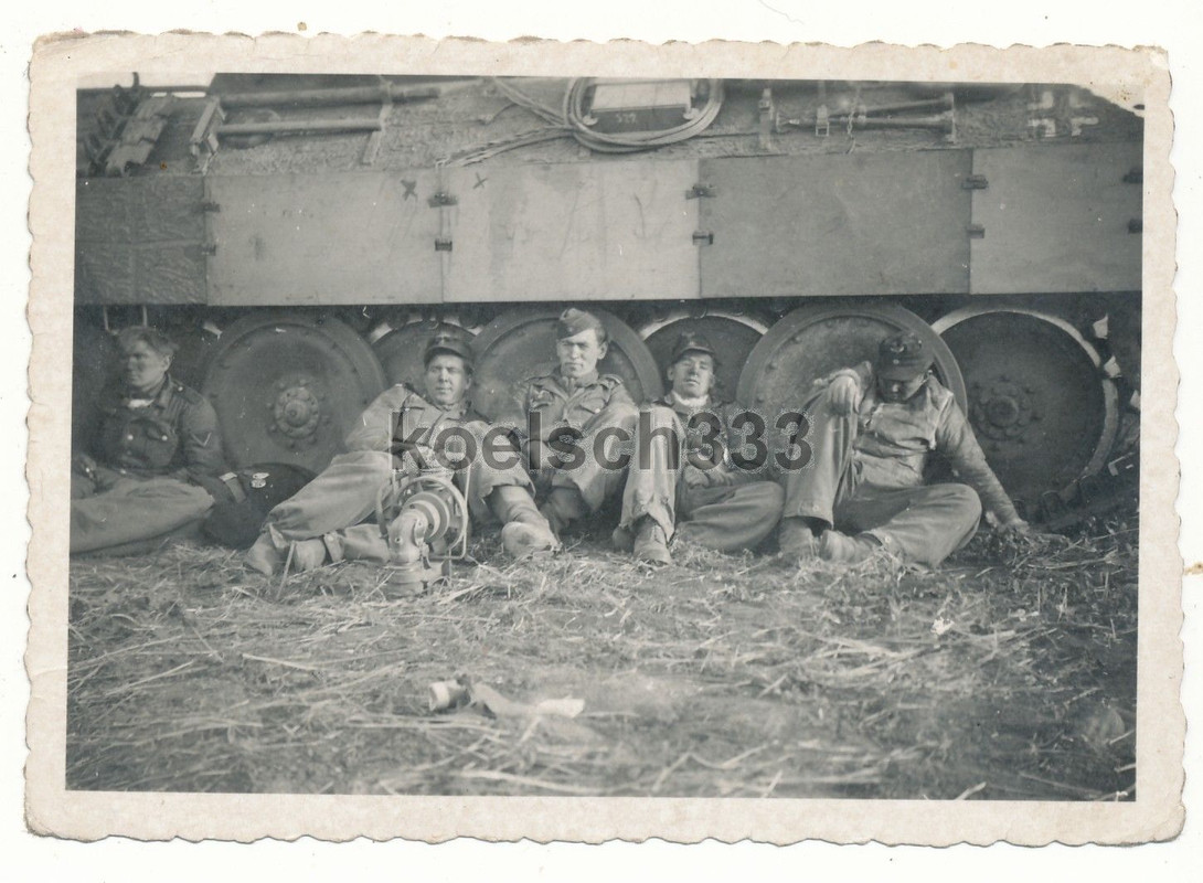 Foto erschöpfte Kämpfer ! Grenadiere und Panzermänner am Panther