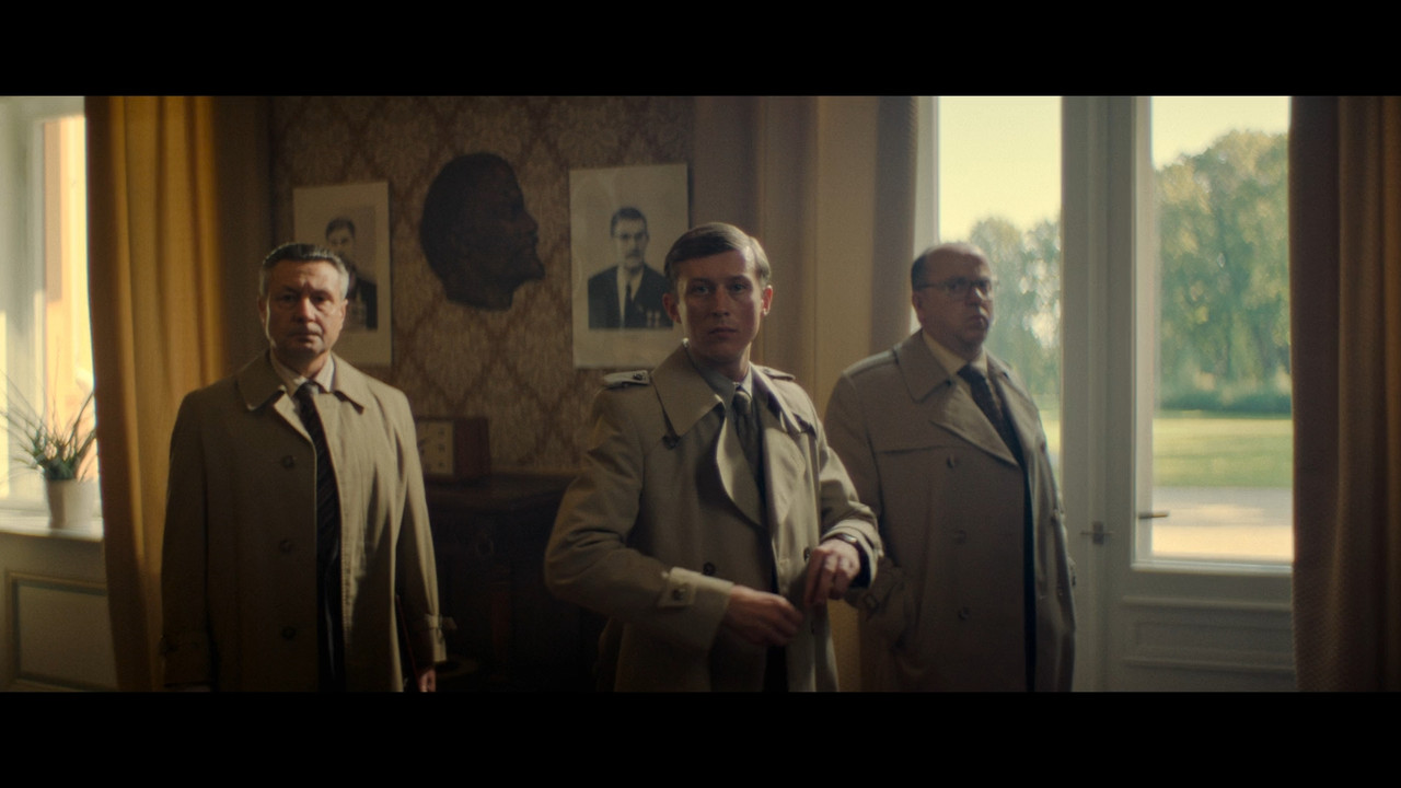 Whiskey on the Rocks  S01E01 Disney  1080p WEB DDP x264-NM21vi.mkv_snapshot_22.24.000