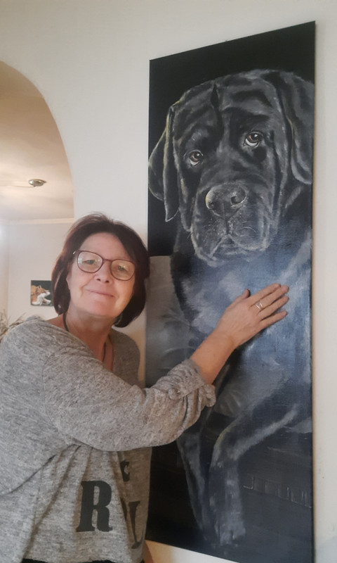 Waltraud Cassells beim Malen im Atelier