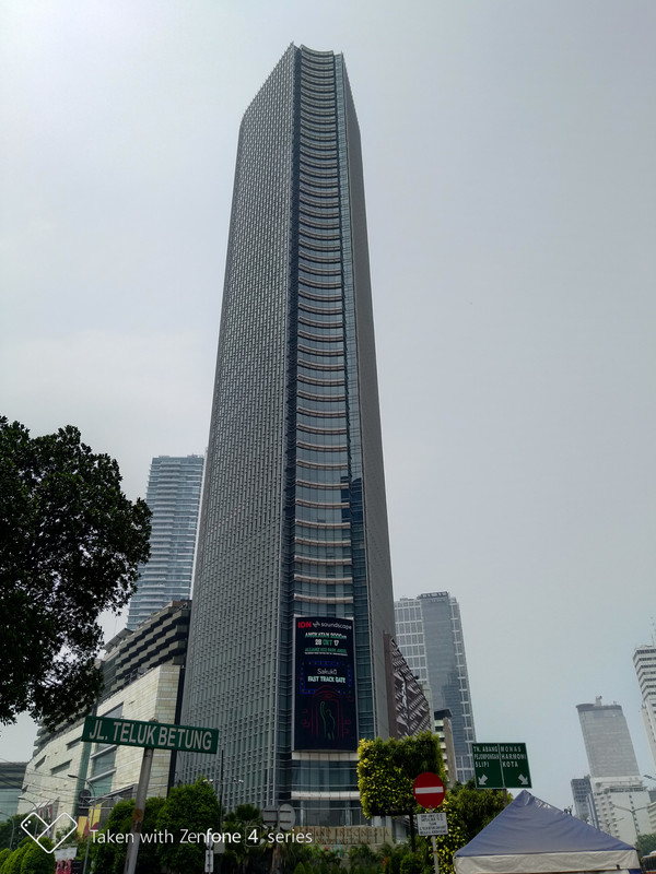 ASUS Zenfone 4 Selfie Pro - Utama 2