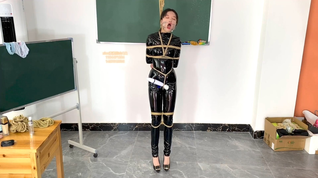 xiao素素 素素亮皮衣捆绑开口器放置挣扎.mp4_20211125_131744.297