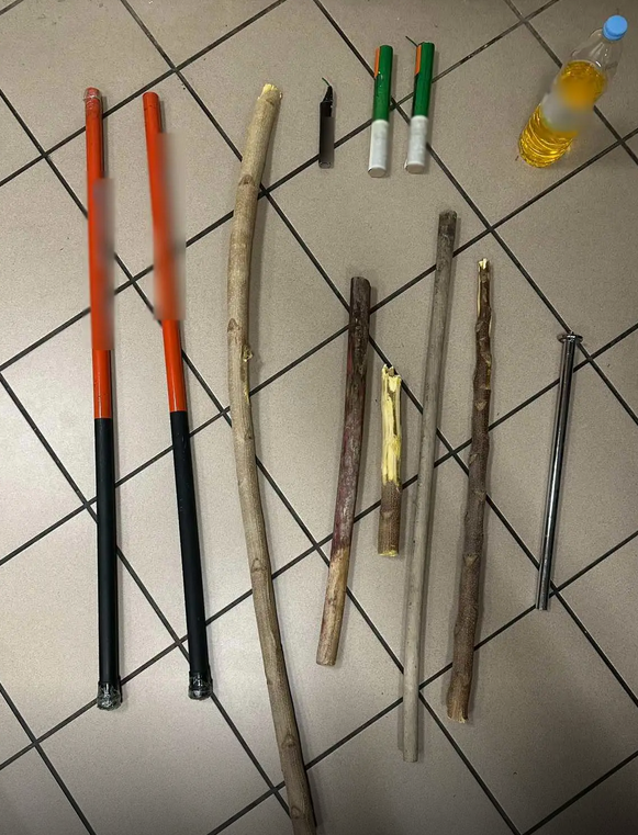 ΕΛΕΓΧΟΙ ΣΕ ΛΕΣΧΕΣ ΦΙΛΑΘΛΩΝ ΚΑΙ ΓΡΑΦΕΙΟ ΚΟΜΜΑΤΟΣ ΣΤΗ ΧΙΟ – ΒΡΕΘΗΚΑΝ «ΚΑΛΟΥΔΙΑ»