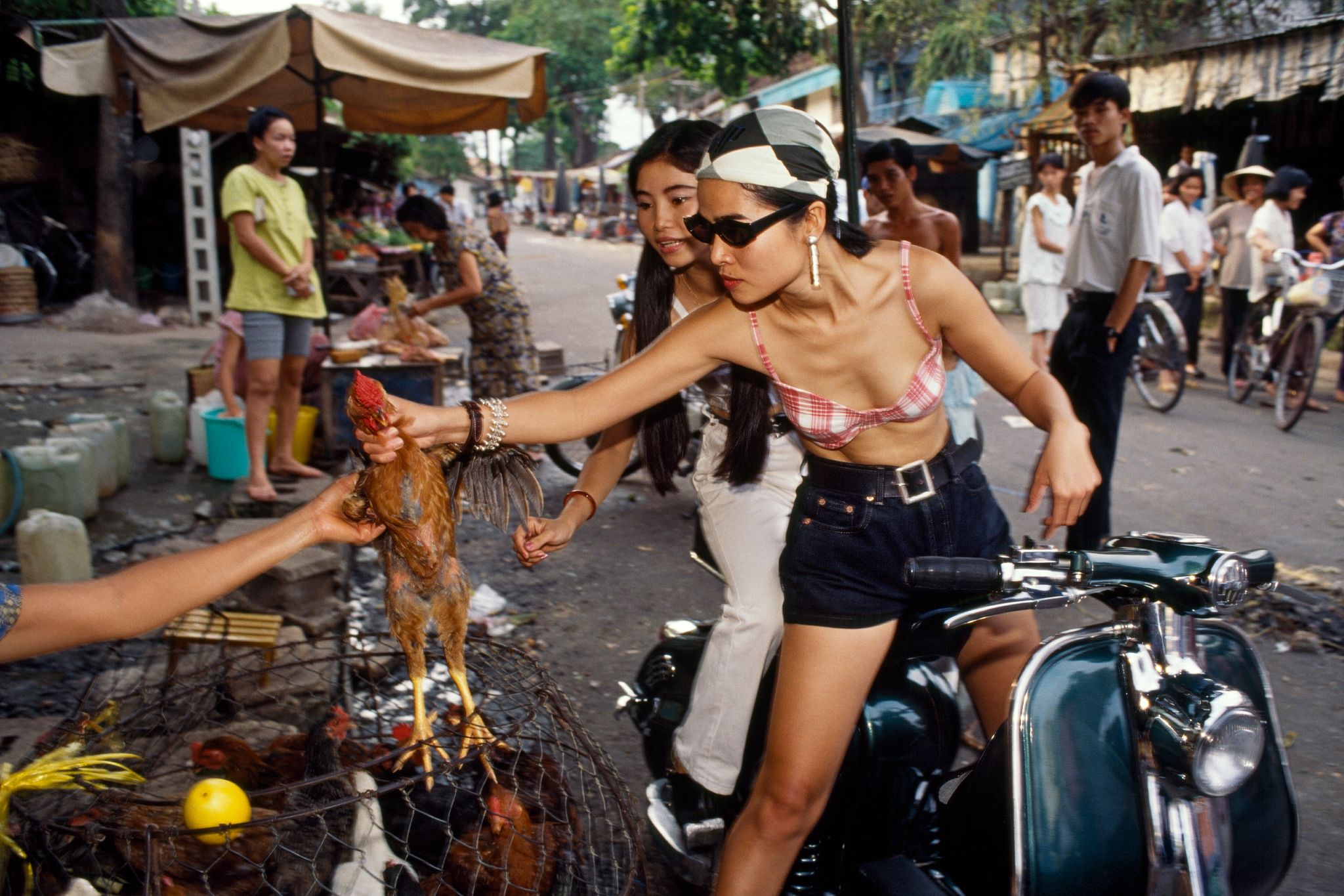 Nơi đây thu hút nhiều tài năng và doanh nhân đang gặp nhiều thay đổi để phát triển thành một thành phố hiện đại. Hãy xem hình ảnh Sài Gòn năm 1990 để thoát khỏi hiện tại và trở về quá khứ đầy thú vị.