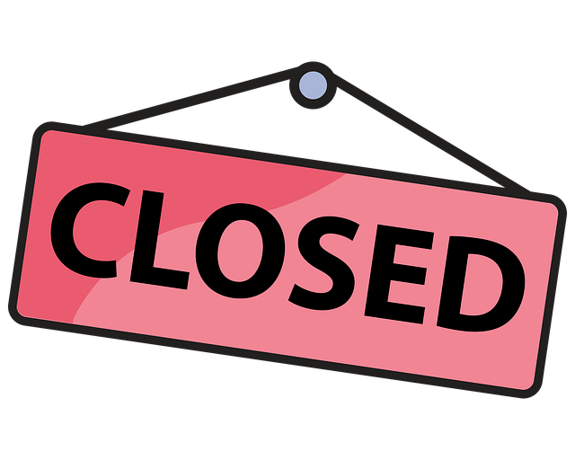 Image of a hanging \"closed\" sign
