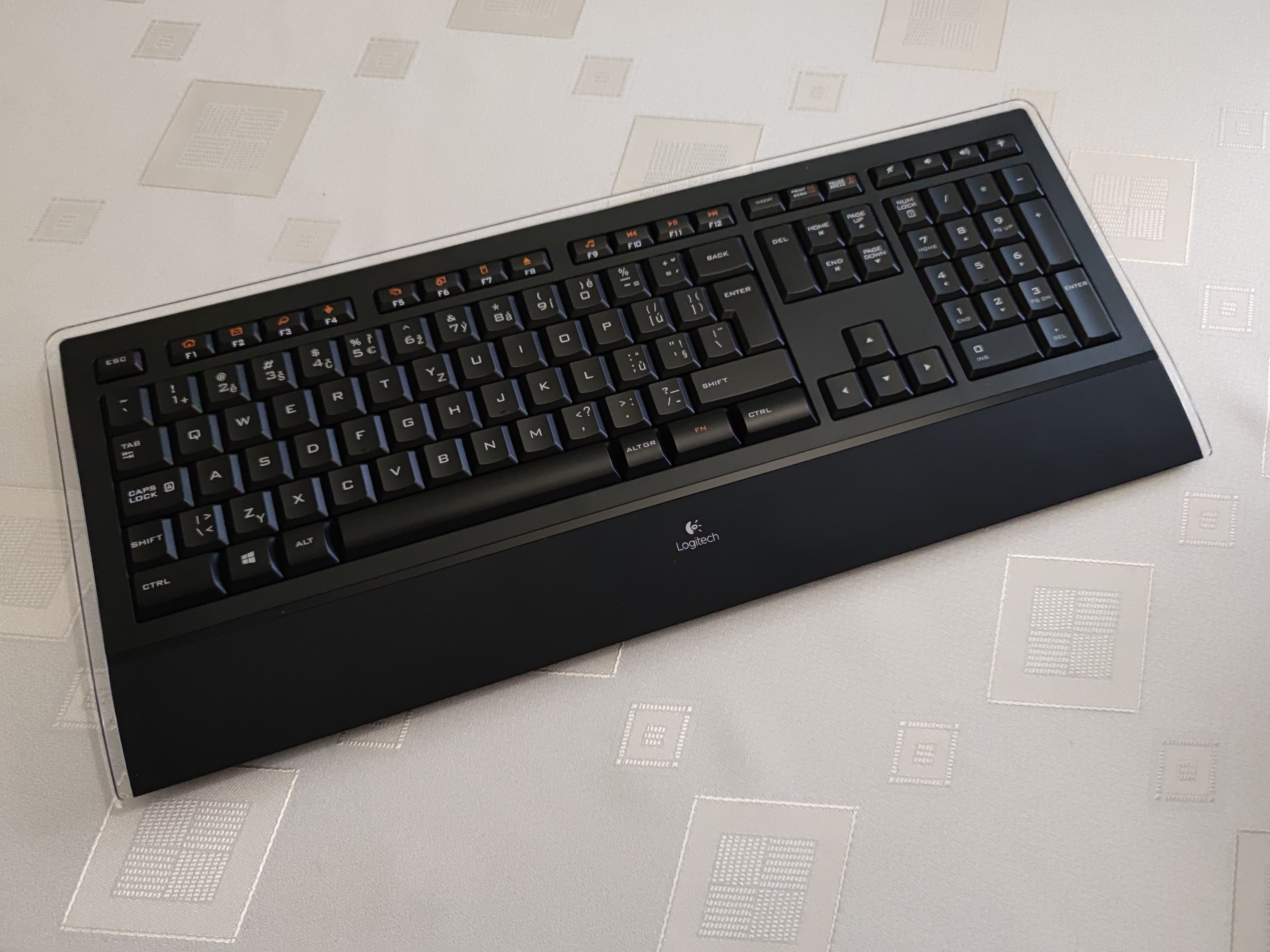 Klavesnica Logitech Illuminated K740 CZ