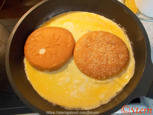 Бургер с яйцом к завтраку