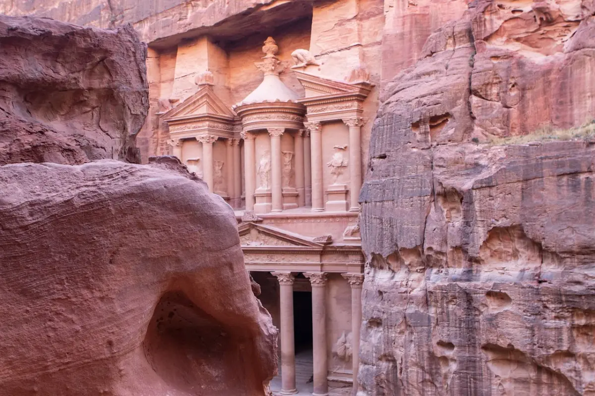pink-petra-4784673-1280.webp