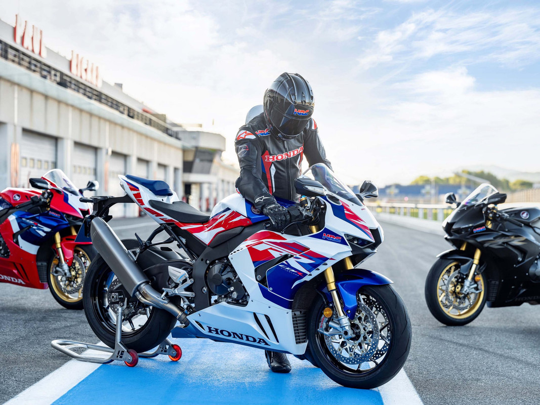 Спортбайк Honda CBR1000RR-R Fireblade 2022