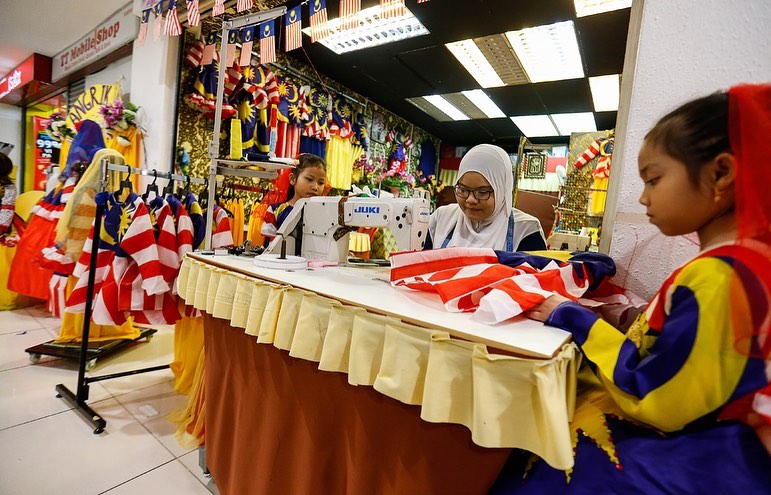 tekad menjahit baju patriotik sejak anak menang baju tercantik