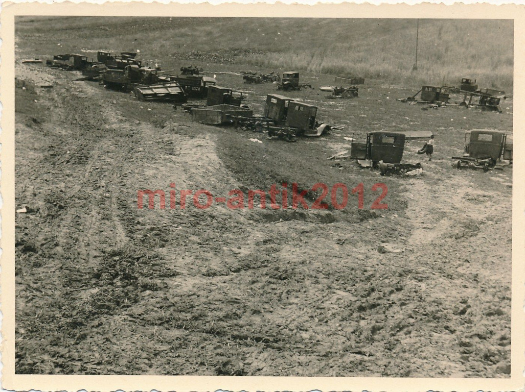 Foto, Blick auf zerstörte russische Lkw, 1941