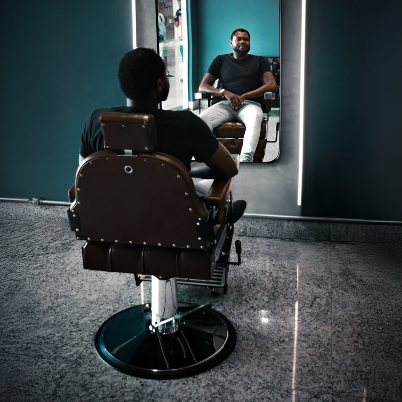 Retrato de Vanilton Santos, fundador da VS Barbearia