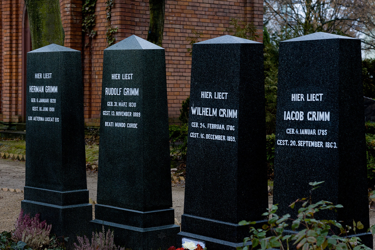Grabstelle-Grimm-Matth-us-Kirchhof-Berlin
