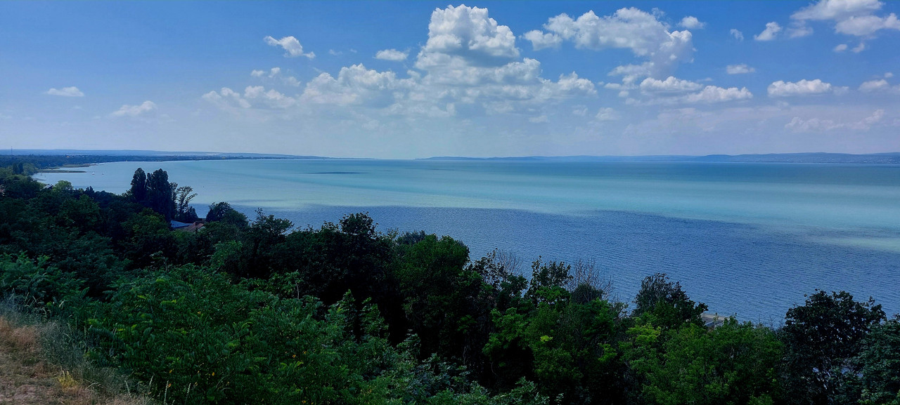 Blick auf den Balaton-Radweg am Plattensee