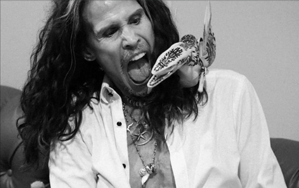 Acusan a Steven Tyler de agresión sexual a una menor