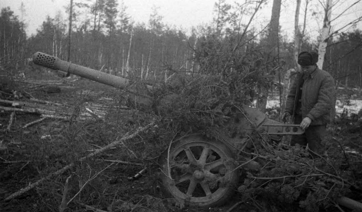 75 mm protivotankovoe orudie zahvacennoe u nemcev na Narvskom placdarme v fevrale marte 1944 goda