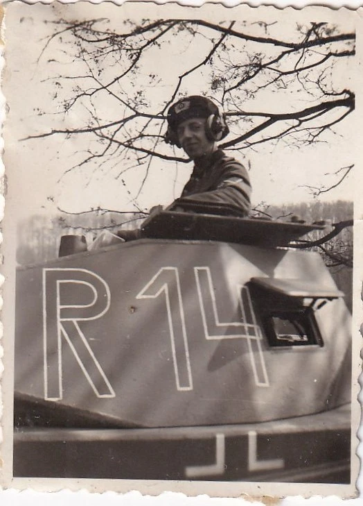 kleines Foto Panzerkommandant mit Panzerbarett im Panzer 2 WK
