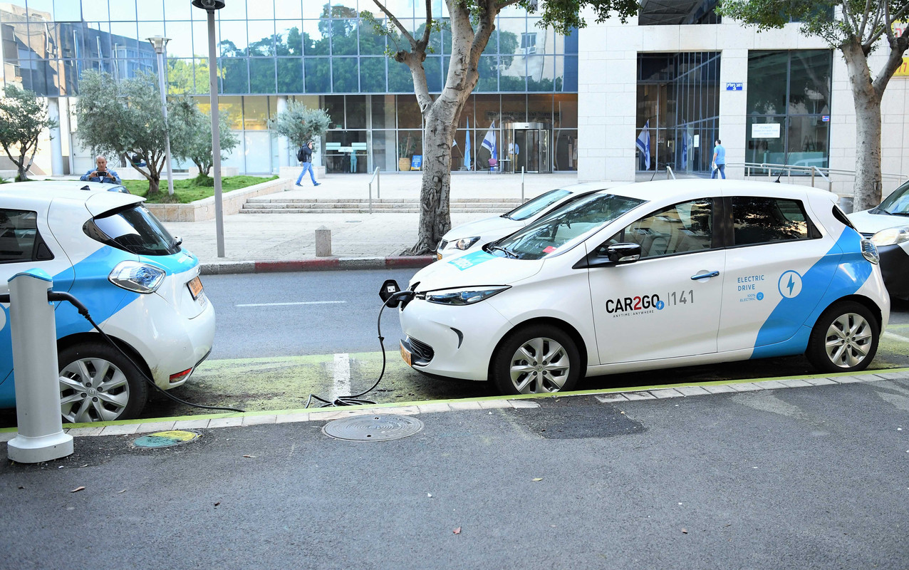 Зарядка электромобиля CAR2GO на стоянке рядом с хайфской мэрией