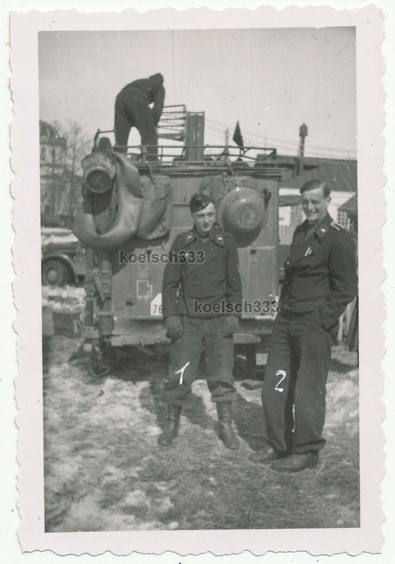 Foto Panzermänner am Funkwagen mit Kennung der 18. Panzer Div. in Schisdra Russ.