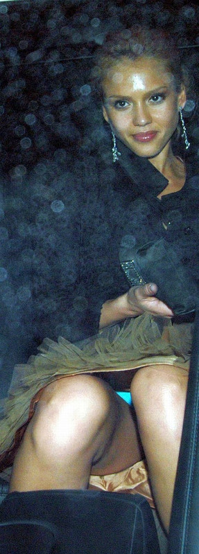 jessica-alba-upskirt-061709