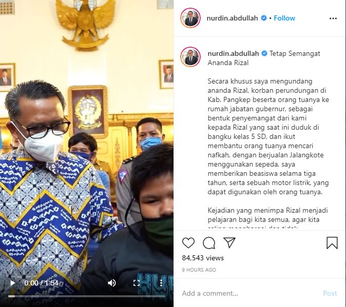 Gubernur Sulawesi Selatan memberikan beasiswa serta motor listrik kepada Rizal dan keluarga