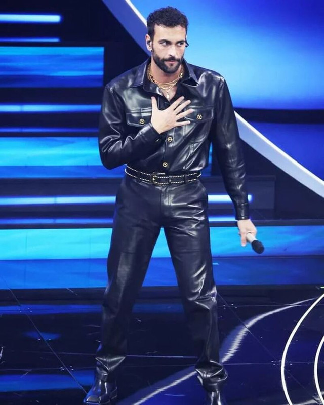 Marco Mengoni omaggia Gianni Versace a Sanremo