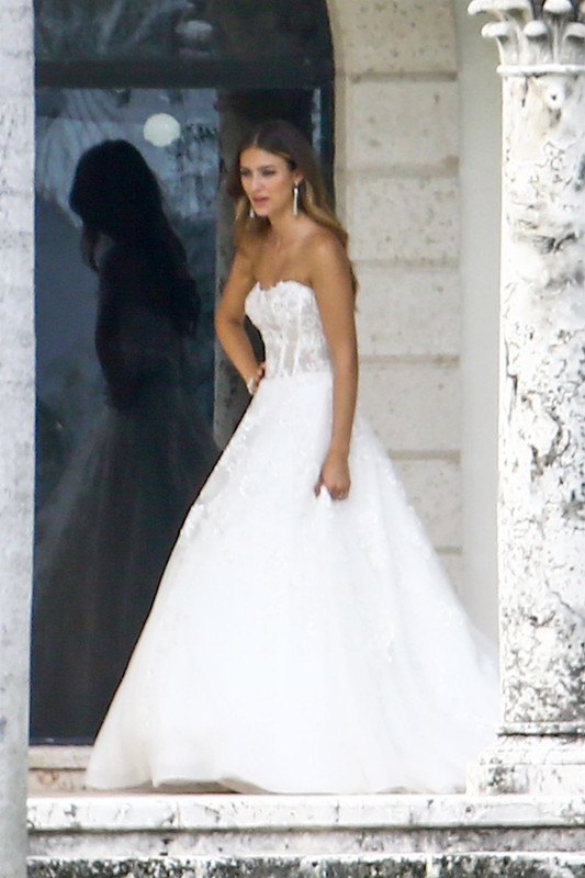 lorena-rae-on-the-set-of-a-wedding-themed-photoshoot-in-miami-01