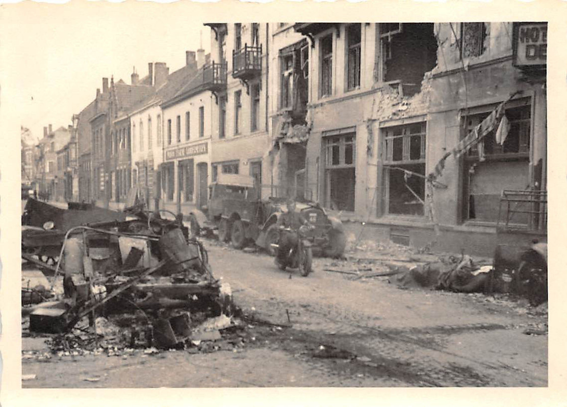 Zerstörte engl. LKW Morris Rückzugstrasse Dünkir