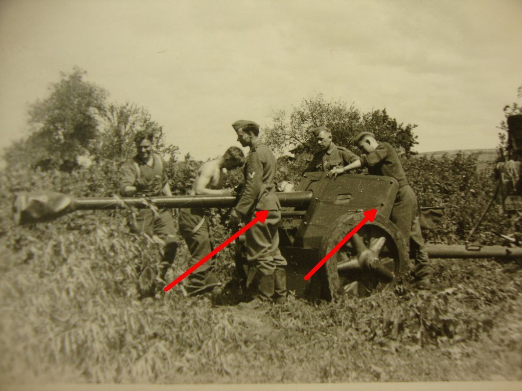 7,5 cm Pak 40 in Stellung, Geschütz wird gereinigt, PzJägAbt 2