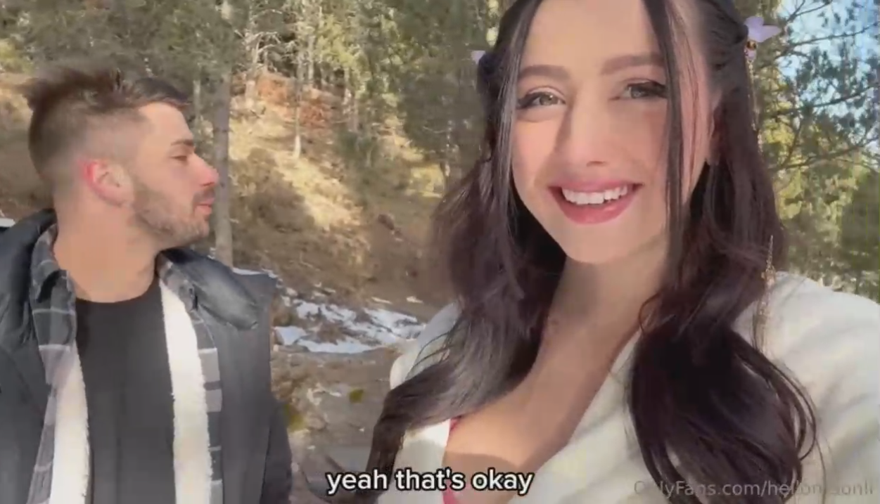OnlyFans – HelloLimoon – I suck it during a walk in the snow