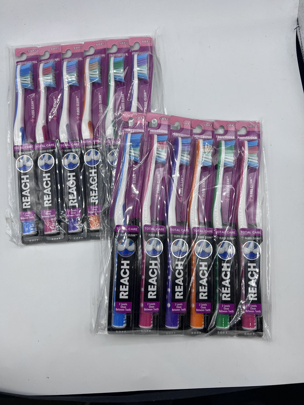 12 PACK REACH ULTRA CLEAN TOTAL CARE FLOSS TOOTHBRUSH ADULT SOFT MULTI COLOR