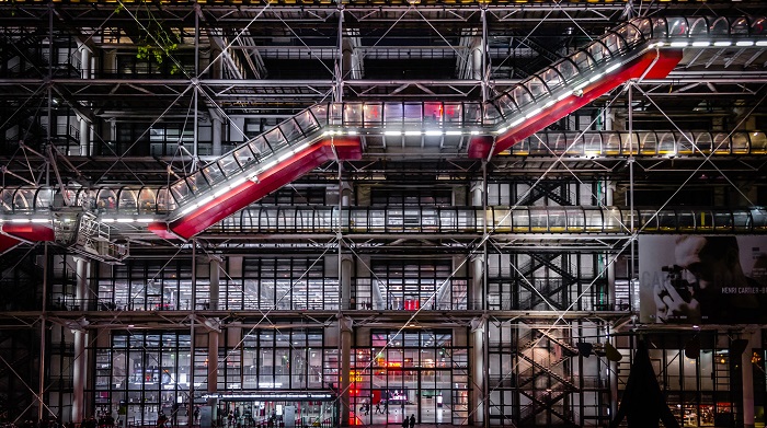 Centre Pompidou merupakan landmark budaya d Paris yang sering disebut sebagai museum seni modern terbesar di Eropa.