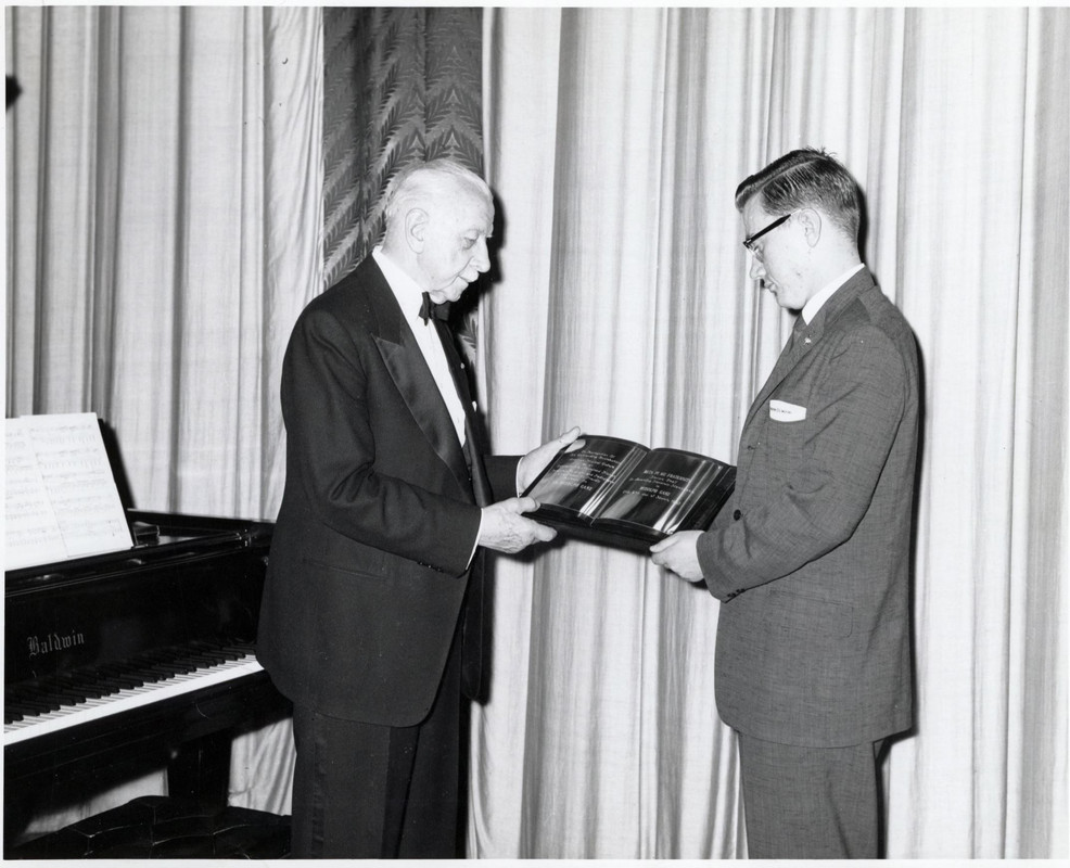 https://i.postimg.cc/pTMPWj7P/Presentation-of-an-award-to-Beta-Pi-Mu-member-Beta-Pi-Mu-Fine-Arts-Festival-1960.jpg