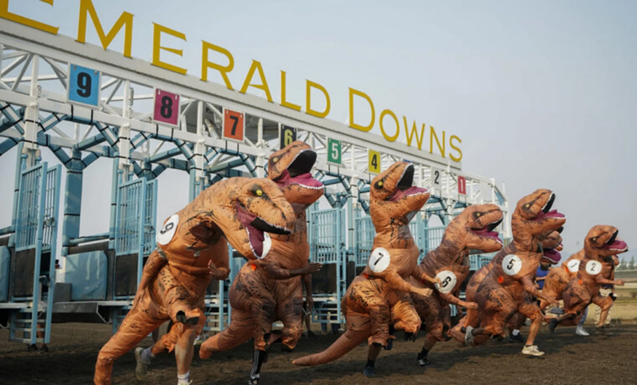 'Tiranosaurios' compiten en Japón en épica carrera y se vuelven viral: video