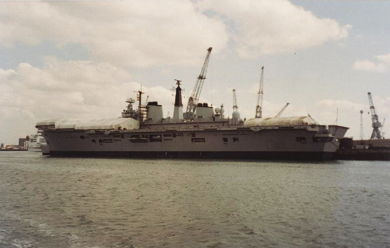 Ark Royal (R.07) , Портсмут 1993