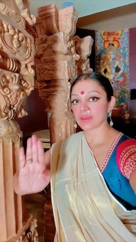 Shobana Sexy tummy show.mp4_snapshot_00.00.236